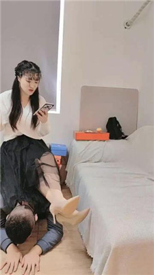 图片[7]_【半糖S】运动后帆布鞋白袜+高跟全体重踩地毯_HD绳艺资源