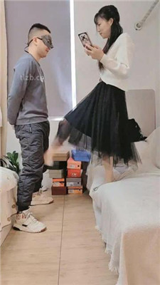 图片[11]_【半糖S】运动后帆布鞋白袜+高跟全体重踩地毯_HD绳艺资源