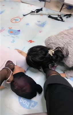 【狠欣人】囚禁双M-强迫舔臭脚臭鞋_HD绳艺资源