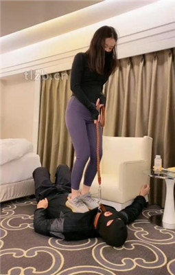 图片[13]_【扶桑】运动女神-椰子鞋白短袜踩虐狗_HD绳艺资源