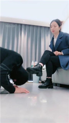 【伊柔】跪舔短靴粉色棉袜【完整版】_HD绳艺资源