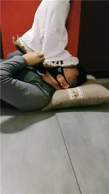 图片[2]_【郡主大人】运动鞋全体重踩踏/棉袜塞嘴【双视角版】_HD绳艺资源