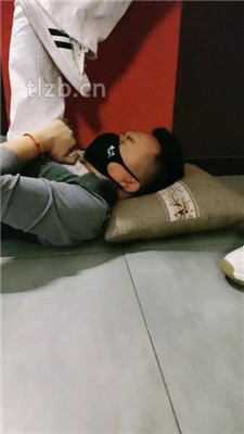 图片[11]_【郡主大人】运动鞋全体重踩踏/棉袜塞嘴【双视角版】_HD绳艺资源