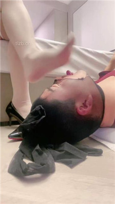 【雅雅】原味肉丝脚碾压踩脚垫-恋足舔【完整版】_HD绳艺资源