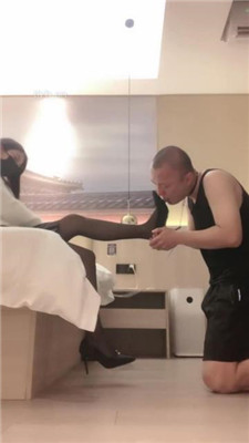 【于于鱼】高跟黑丝裸足踩地毯狗_HD绳艺资源