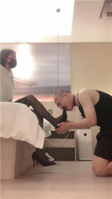 图片[2]_【于于鱼】高跟黑丝裸足踩地毯狗_HD绳艺资源