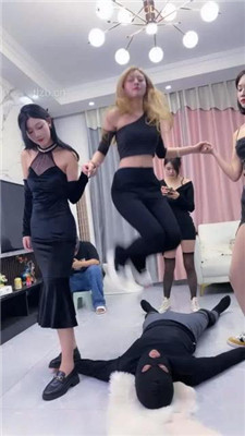 图片[9]_【麋鹿银儿】4S群虐-高难度挑战踢踹圈踢/跳踩耳光/坐垫_HD绳艺资源