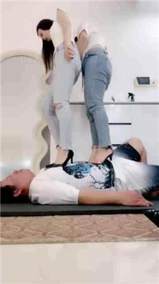 图片[19]_【冰夏绳艺导师】双S-高跟全体重踩地毯【双视角版】_HD绳艺资源