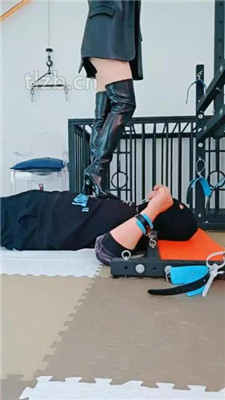 图片[9]_【媚娘】漏斗灌圣水/长靴踩踏/狗笼枷锁囚禁_HD绳艺资源