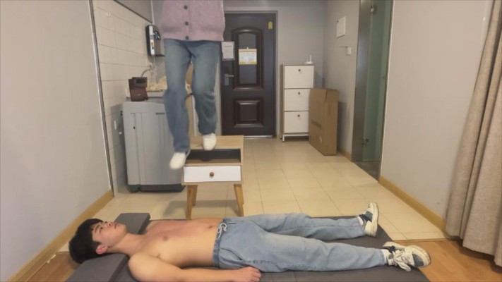 图片[3]_【00后小彤】AJ全体重踩踏，清理鞋底_HD绳艺资源