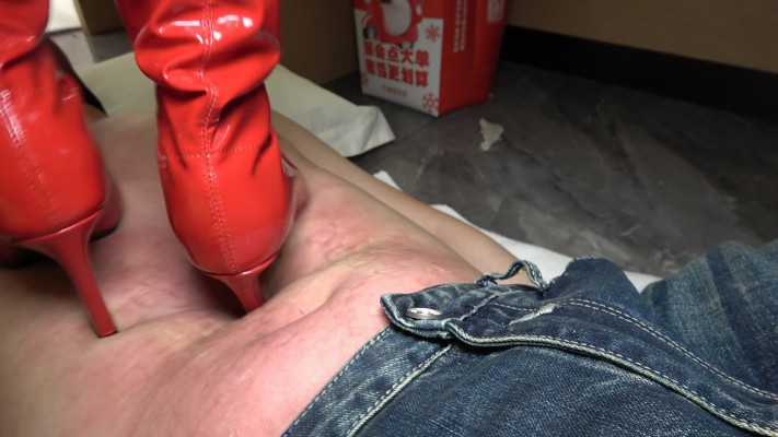 图片[12]_【彼岸花】高跟红靴暴踩地毯_HD绳艺资源