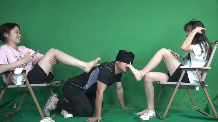 【南国原创】晓琴和闺蜜苏苏臭袜子臭脚挑战老师，全体重踩踏，语言刺激！_HD绳艺资源