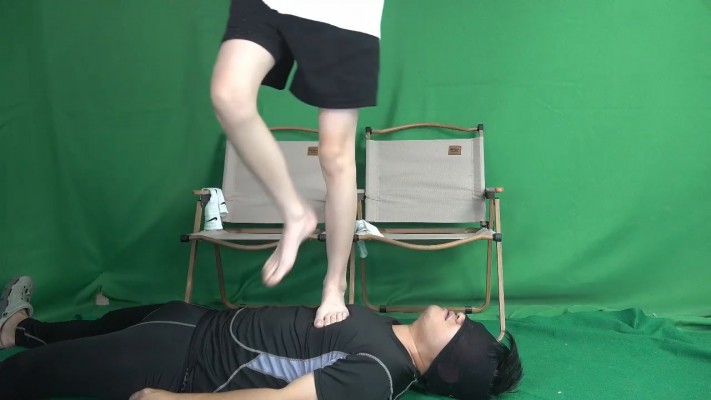 图片[2]_【南国原创】晓琴和闺蜜苏苏臭袜子臭脚挑战老师，全体重踩踏，语言刺激！_HD绳艺资源