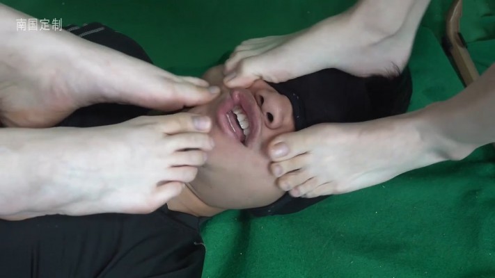 图片[4]_【南国原创】晓琴和闺蜜苏苏臭袜子臭脚挑战老师，全体重踩踏，语言刺激！_HD绳艺资源