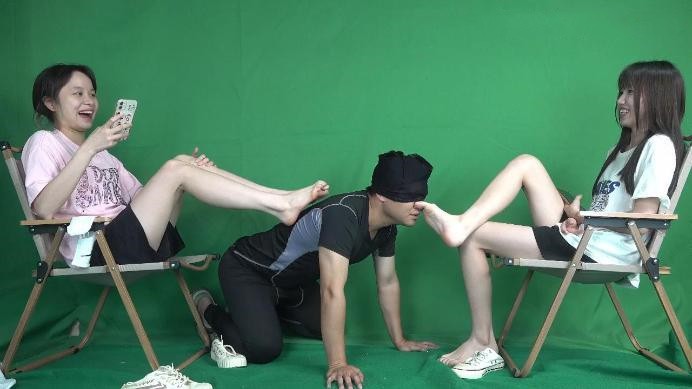 图片[11]_【南国原创】晓琴和闺蜜苏苏臭袜子臭脚挑战老师，全体重踩踏，语言刺激！_HD绳艺资源