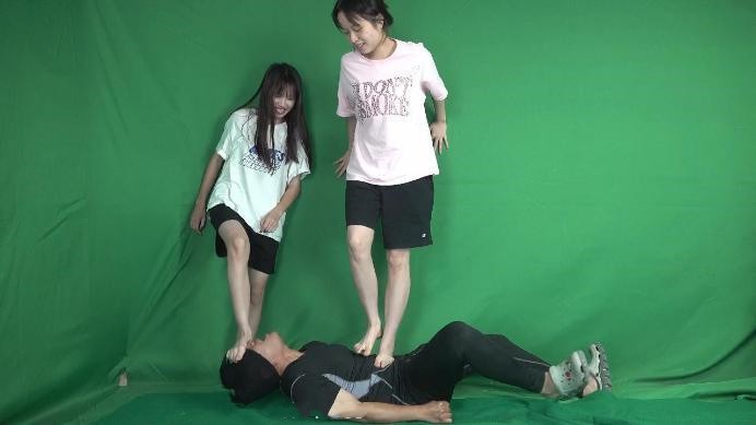 图片[18]_【南国原创】晓琴和闺蜜苏苏臭袜子臭脚挑战老师，全体重踩踏，语言刺激！_HD绳艺资源