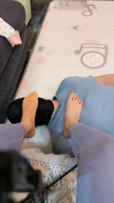 图片[17]_跆拳道小姐姐踢裆折磨后天脚汗闻袜子_HD绳艺资源