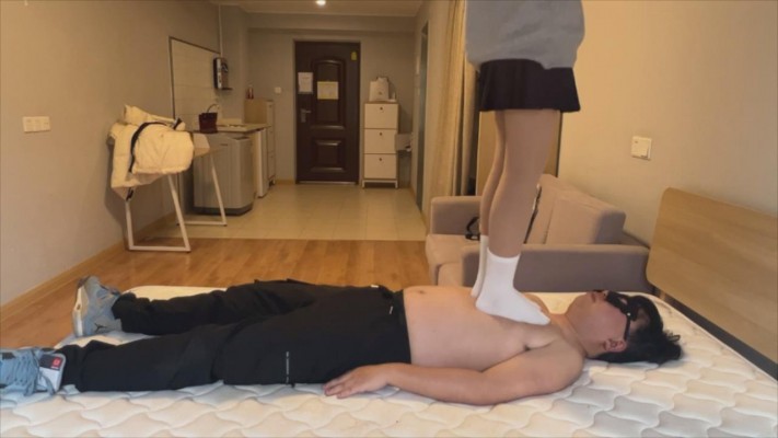 图片[4]_【00后小彤】日常白袜踩踏_HD绳艺资源