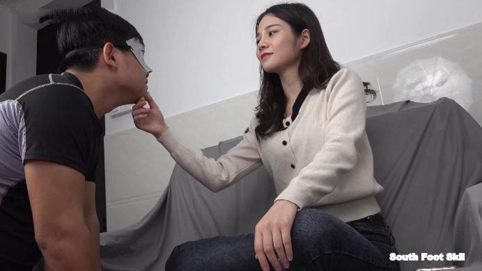 【南国原创】沫沫S霸气定制片，臭丝脚踩脸扇耳光羞辱嘲笑贱狗_HD绳艺资源