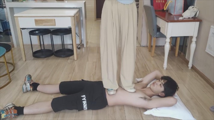 【00后小彤】脏帆布鞋全体重踩18岁毯子，插嘴_HD绳艺资源