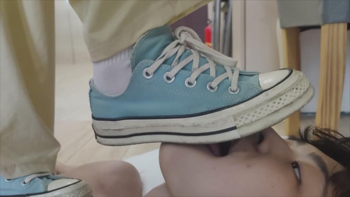 图片[8]_【00后小彤】脏帆布鞋全体重踩18岁毯子，插嘴_HD绳艺资源