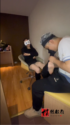 【摸丝校尉原创】疯狂tian舐165素人长靴的臭丝玉足！_HD绳艺资源