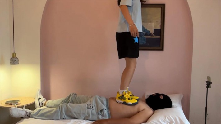 【00后小彤】AJ全体重踩踏玩ru_HD绳艺资源