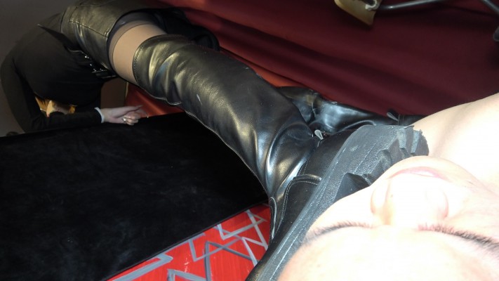 图片[4]_【沐沐S】长靴踩踏，面部摧毁，踩脖子窒息_HD绳艺资源