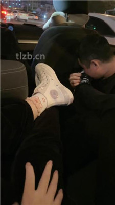 【尤物大大】车内双S调-跪舔运动鞋棉袜_HD绳艺资源