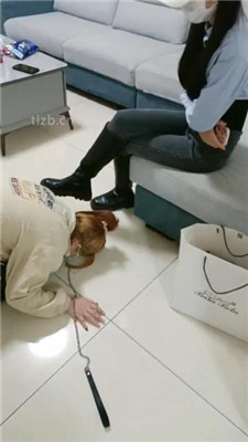 【爱可呀】素人单调母畜-舔闻长靴/转胯/闻鞋窝_HD绳艺资源