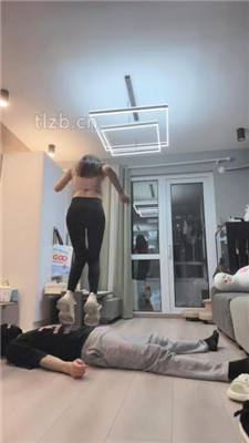 图片[7]_【伊楠】双S-运动鞋踩踏踢踹/耳光/脚下喂食/吃棉袜【双视角版】_HD绳艺资源