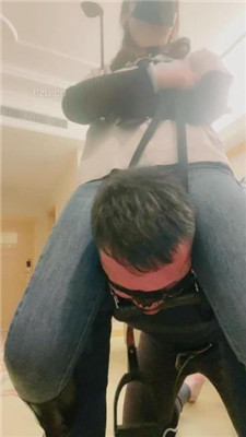 图片[9]_【语阳】给狗戴马鞍骑马爬行_HD绳艺资源