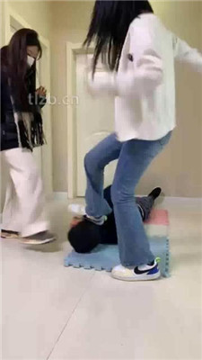 图片[3]_【精神小妹】极度酷刑-高难度挑战踢踹/跳踩头部_HD绳艺资源