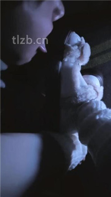 【奶味小仙女】电影院调-毛拖鞋白袜踩狗_HD绳艺资源