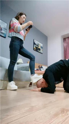 【魅儿】小白鞋棉袜踩光头/吃棉袜舔鞋底/磕头求圣水_HD绳艺资源