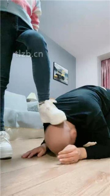 图片[2]_【魅儿】小白鞋棉袜踩光头/吃棉袜舔鞋底/磕头求圣水_HD绳艺资源