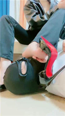 【高傲】高跟裸足恋足深喉/喝圣水_HD绳艺资源