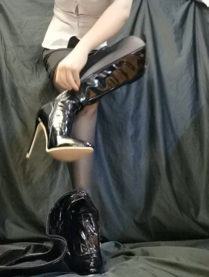 图片[8]_【赵可爱绳艺导师】长靴挥舞皮带，脱鞋子惦着脚_HD绳艺资源