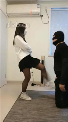 图片[2]_【安静大大】帆布鞋白袜踩虐-踢踹_HD绳艺资源