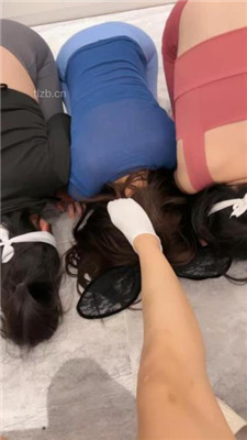 【橙宝】3母畜群虐-奴下奴/白袜踩踏/掐脖/转胯_HD绳艺资源