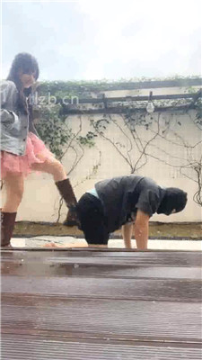 图片[2]_【香芋朱朱】双S户外首调-桌下跪舔/踩背坐头/踢裆【双视角版】_HD绳艺资源