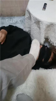 【酱酱果】白袜脚踩地毯狗_HD绳艺资源