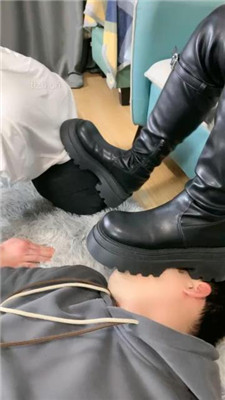 图片[6]_【肉肉】双奴-长靴踩踏/人体座椅/转胯揪耳朵_HD绳艺资源