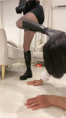 图片[10]_【奶味茶茶】长靴S踩虐/耳光抽/清理脏鞋底_HD绳艺资源