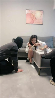 【琪琪美美子】骑马爬行/跪舔裸足/伺候吃饭_HD绳艺资源