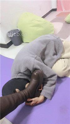 【瑄瑄】狂舔脏长靴鞋底白袜【上】_HD绳艺资源