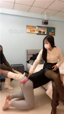 【草莓S】双S靴子女神-训诫打狗屁股_HD绳艺资源