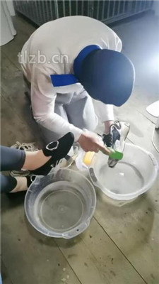 图片[2]_【大美】家务奴努力清理脏鞋_HD绳艺资源