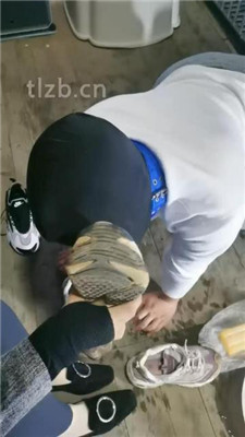 图片[5]_【大美】家务奴努力清理脏鞋_HD绳艺资源