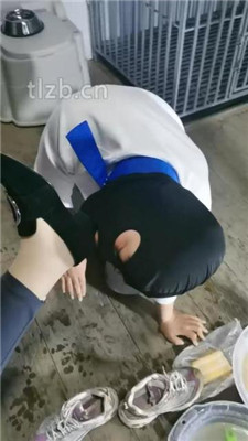 图片[7]_【大美】家务奴努力清理脏鞋_HD绳艺资源